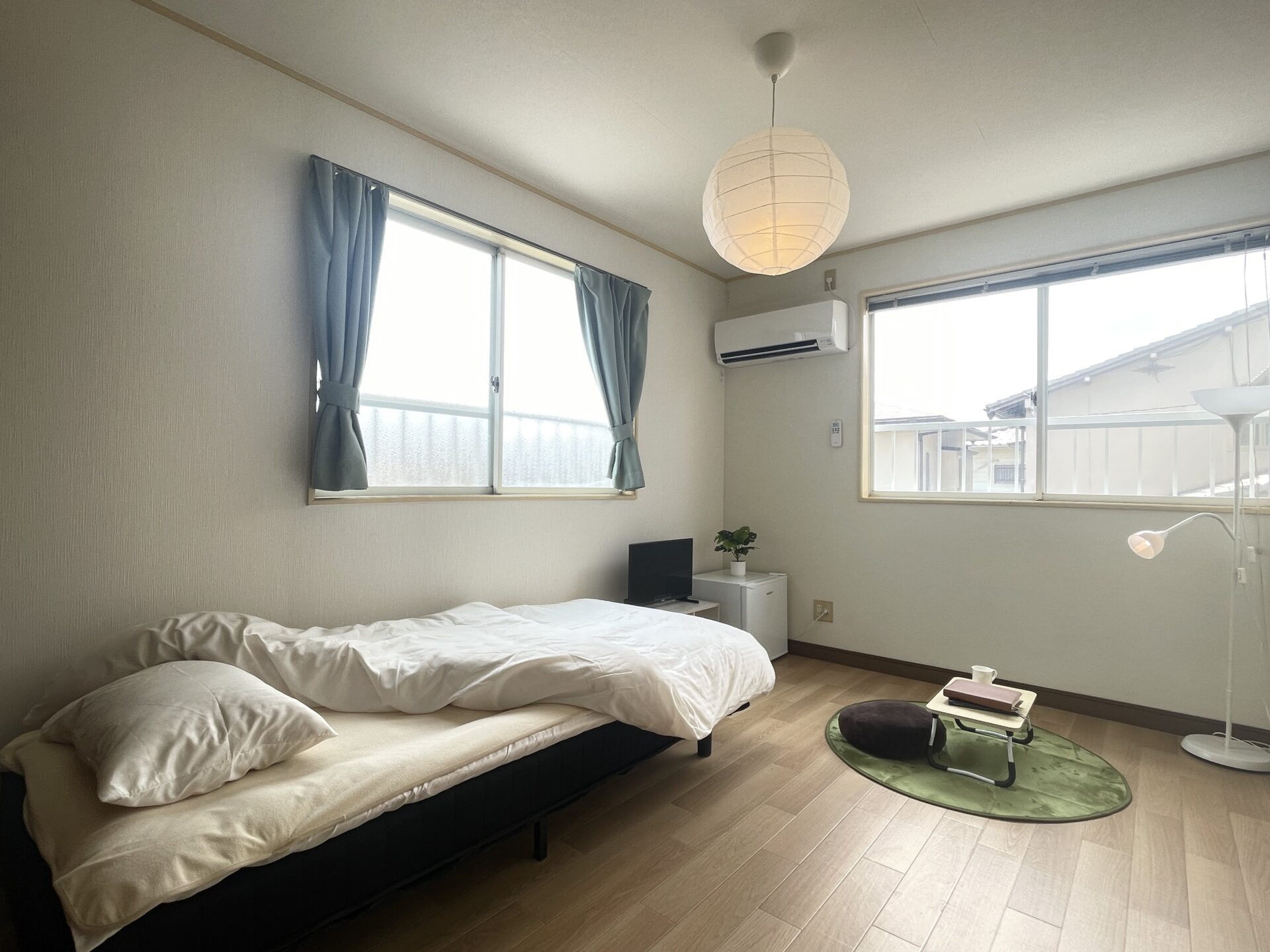 福岡県春日市の障がい者グループホーム「わたしの居場所」の家具・家電・寝具付きモデルルーム。エアコン完備の明るい洋室で、すぐに暮らしを始められる快適な住環境を提供。